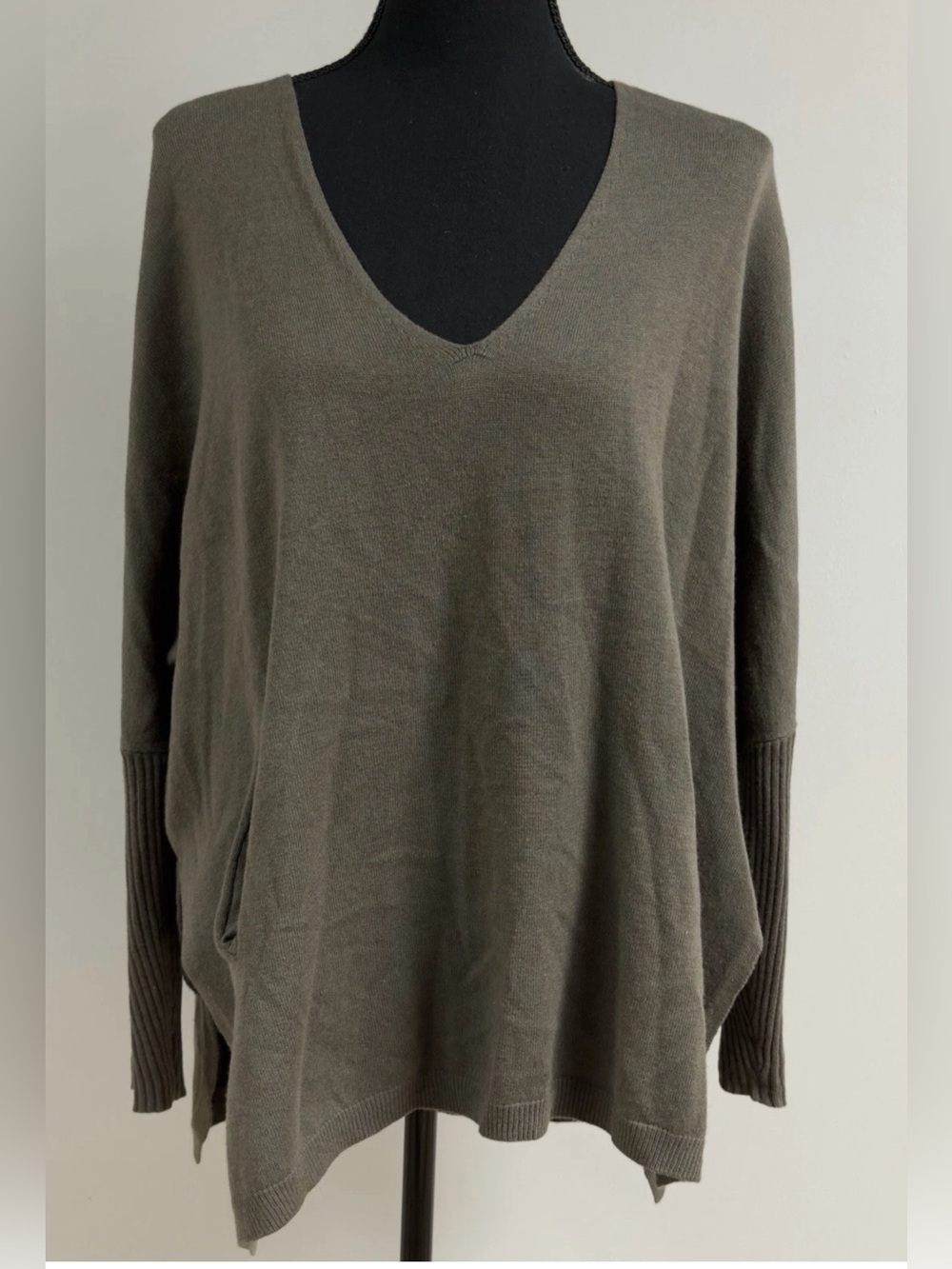 Babaton Aritzia Baylor Oversized V-Neck Sweater XXS/XS Green Wool Tunic Pocket